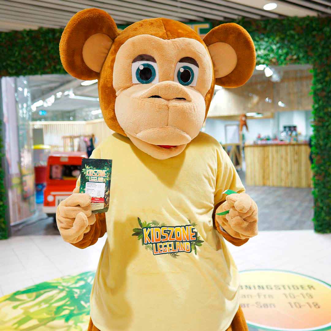 Kidszone abe maskot som står foran indgangen og er klar til at hilse på børn